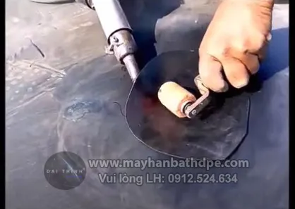 Thợ thi công sử dụng máy hàn màng HDPE DSHA