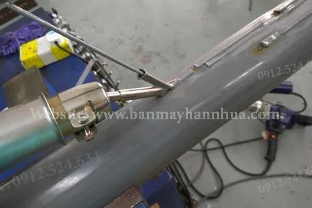 Thợ thi công sử dụng máy hàn Weldy HT1600