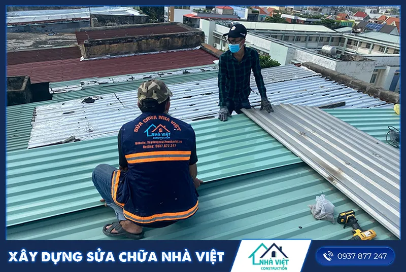 Thợ thi công sửa mái tôn bị dột, lợp lại tấm tôn mới chuyên nghiệp