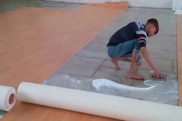 Thợ thi công trải sàn simili