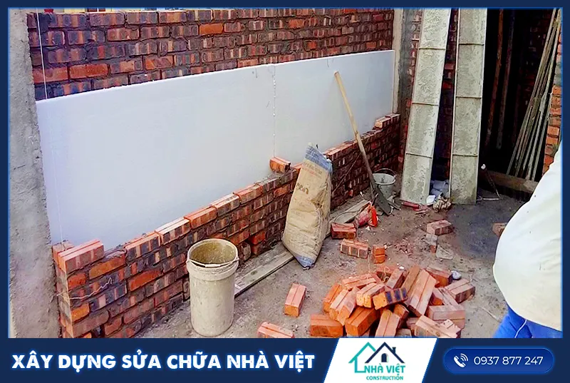 Thợ thi công xây tường gạch đôi 20cm