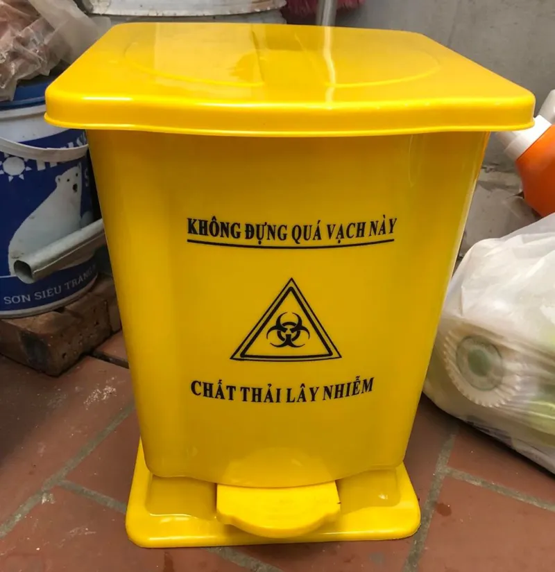 Thùng đựng chất thải y tế có nhãn dán &quot;Chất thải có nguy cơ chứa SARS-CoV-2&quot;