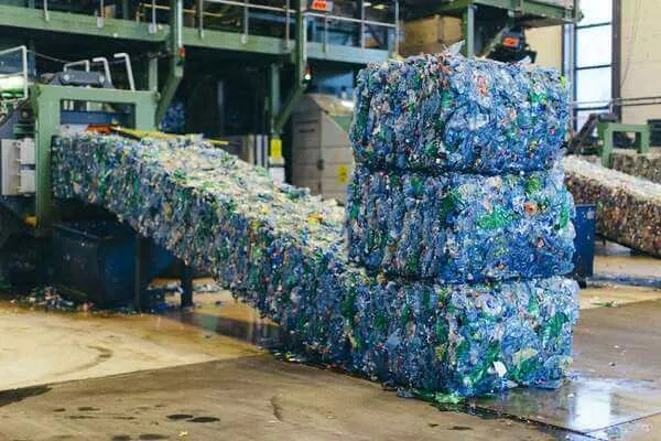 Thùng rác phân loại và biểu tượng tái chế nhựa, thể hiện cam kết bảo vệ môi trường