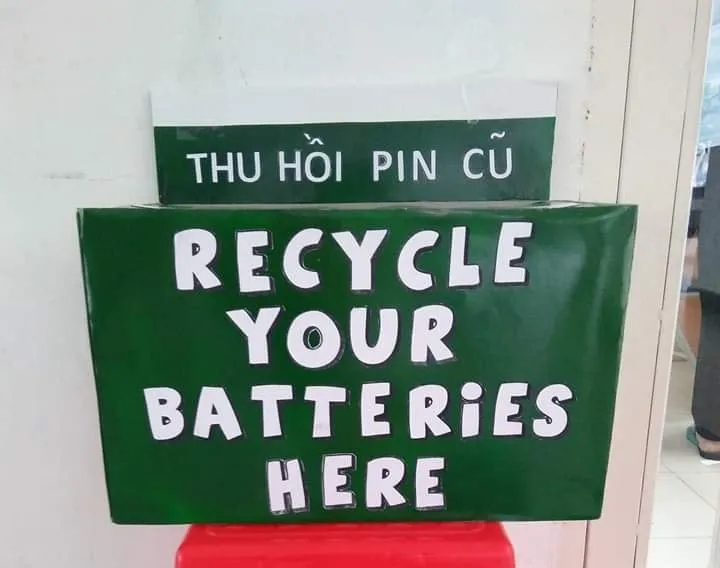 Thùng thu gom pin cũ tại trường Đại học Mở