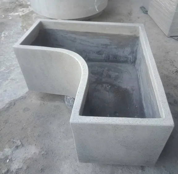 Tiểu cảnh chậu cá xi măng với cây xanh và cá cảnh tạo không gian thư giãn