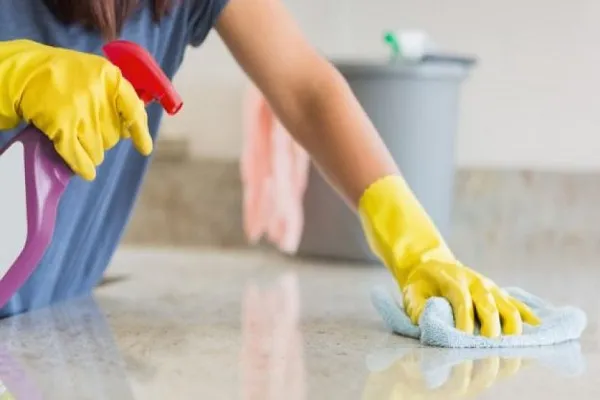 Tình trạng bám dính xi măng trên bề mặt gạch men cho thấy thách thức của vật liệu chống bám dính