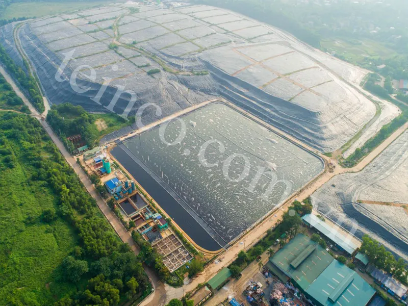 Toàn cảnh bãi chôn lấp rác thải được đóng phủ bằng màng HDPE, ngăn chặn ô nhiễm môi trường và đảm bảo vệ sinh.