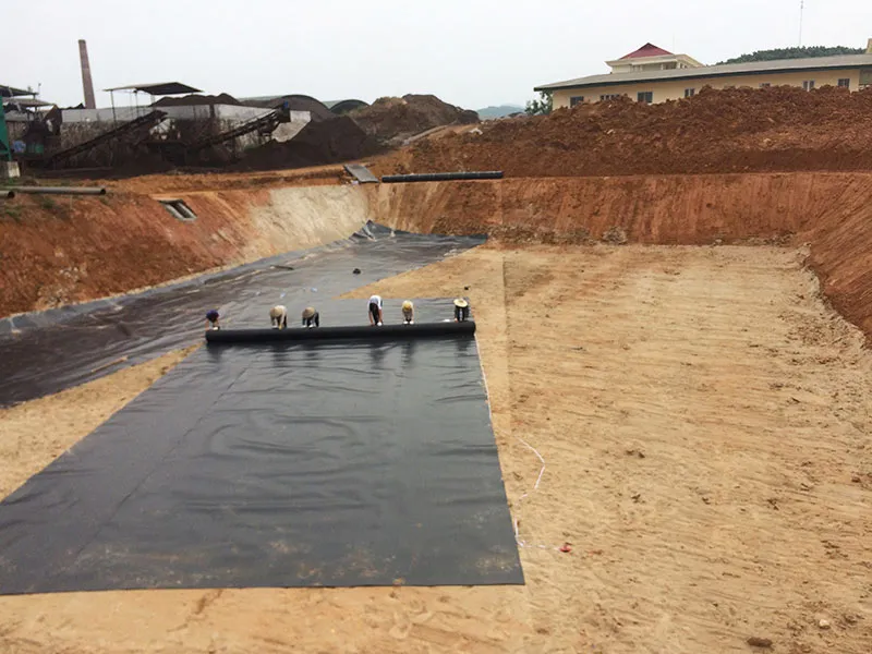 Trải màng chống thấm HDPE trên mái dốc kết hợp với lắp đặt Geocell HDPE