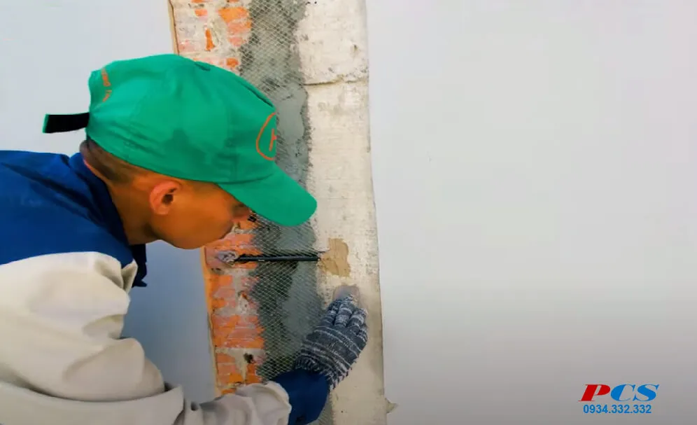 Trám keo lại mặt ngoài vết nứt