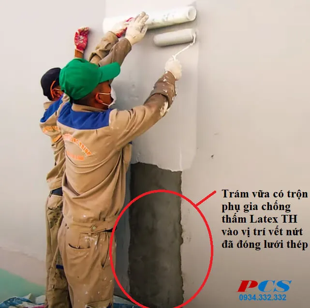 Trám vữa lại vào vị trí đã đóng lưới thép gia cố