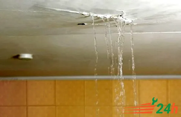 Trần nhà bị thấm dột do sàn tầng trên rò rỉ nước, cần giải pháp chống thấm sàn hiệu quả