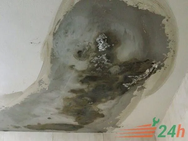 Trần nhà bị thấm dột gây mất thẩm mỹ và ảnh hưởng cấu trúc công trình