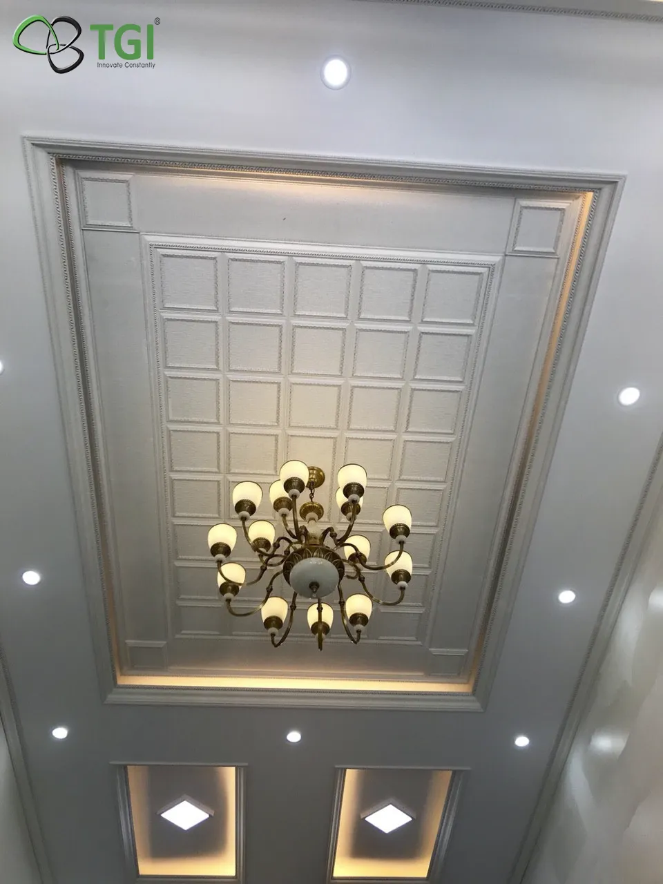 Trần nhà sử dụng tấm nhựa PVC giả đá với họa tiết độc đáo, thích hợp cho không gian biệt thự.