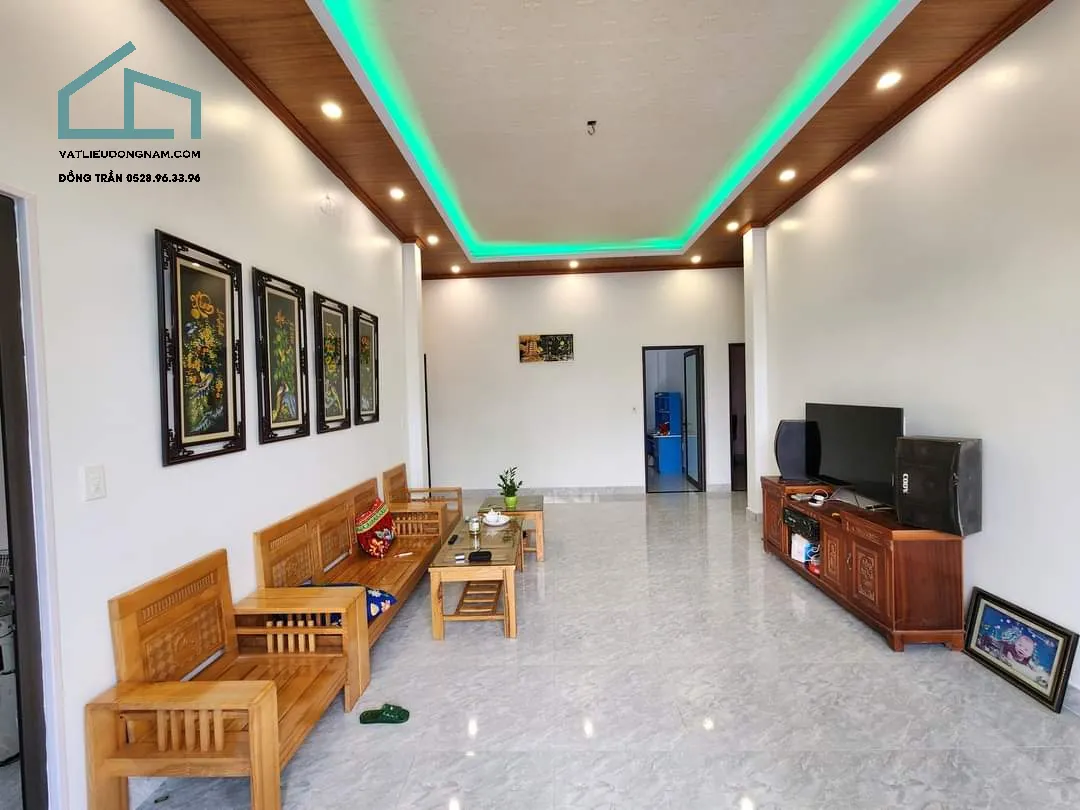Trần nhà sử dụng tấm ốp nhựa giả gỗ tạo không gian sang trọng, hiện đại