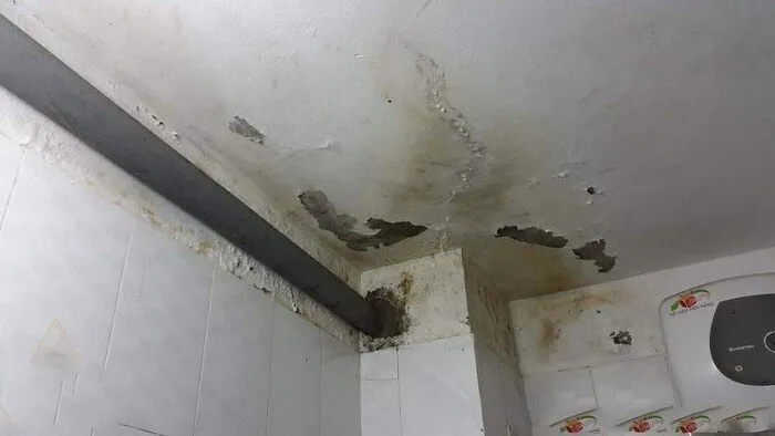Trần nhà xuất hiện các vết nứt, vết ố vàng là dấu hiệu trần thạch cao bị thấm nước