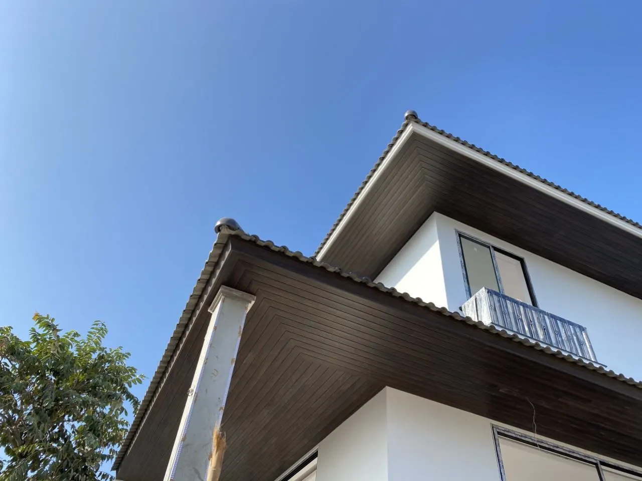 Trần nhựa composite chịu được điều kiện khắc nghiệt ngoài trời