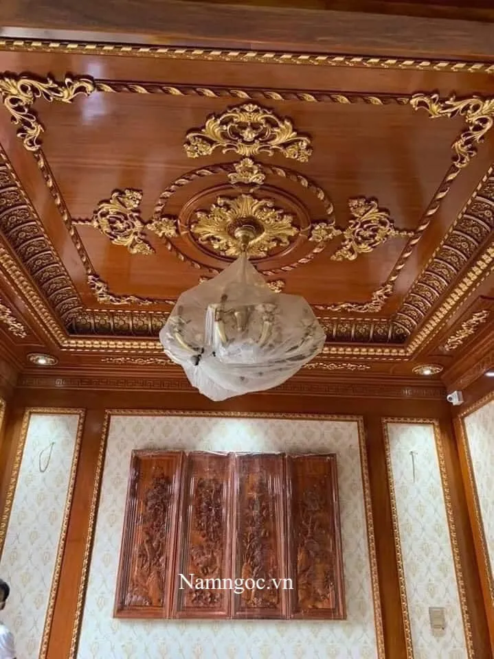 Trần nhựa giả gỗ phong cách tân cổ điển trong phòng khách sang trọng