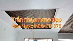Trần nhựa lam sóng giả gỗ kết hợp tấm nano màu trắng trong không gian phòng khách