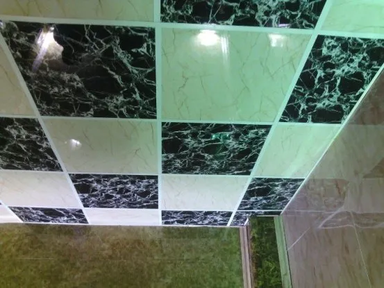 Trần nhựa PVC giả đá có độ bền cao, an toàn cho sức khỏe và chống chịu tốt với môi trường.