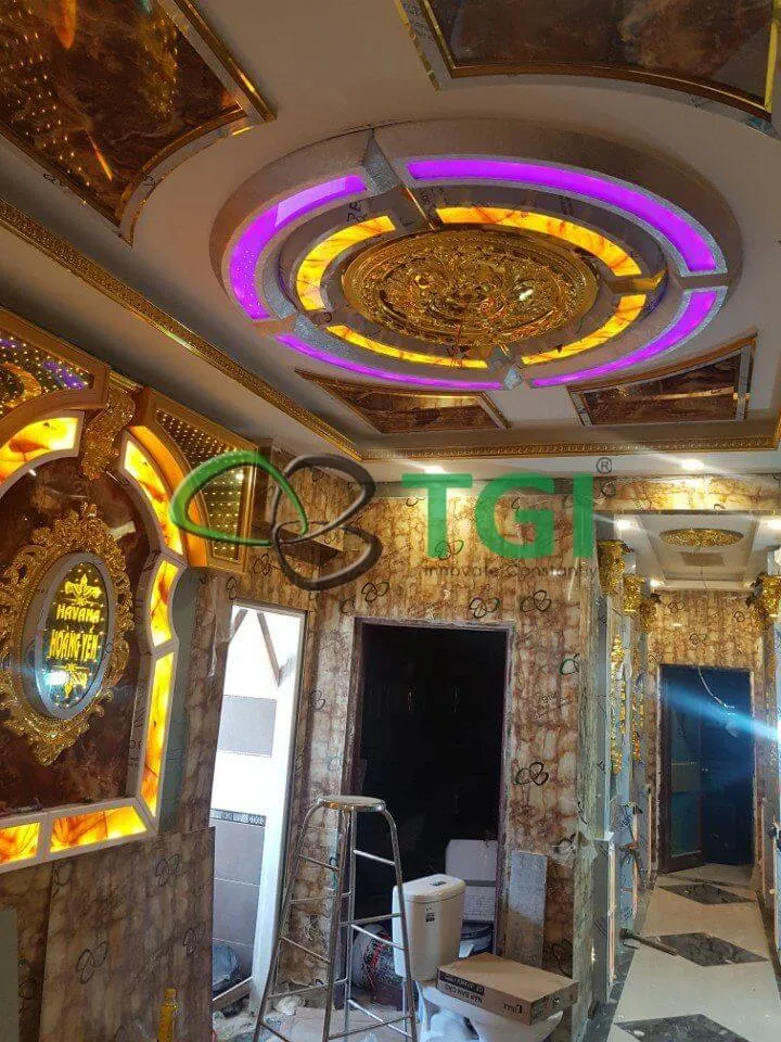 Trần nhựa PVC giả đá kết hợp hệ thống đèn chiếu sáng, tăng cường vẻ đẹp lung linh.