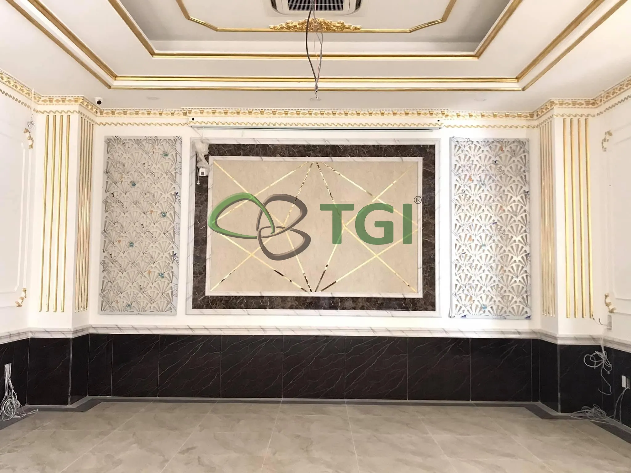 Trần nhựa PVC giả đá màu ghi, kết hợp hài hòa với đồ nội thất gỗ.