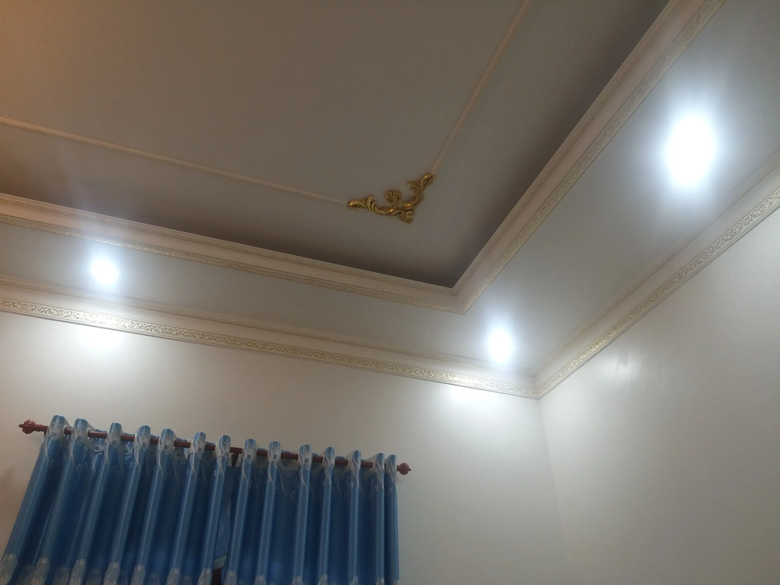 Trần nhựa PVC giả đá vân cẩm thạch mang lại vẻ đẹp thanh lịch và sang trọng.