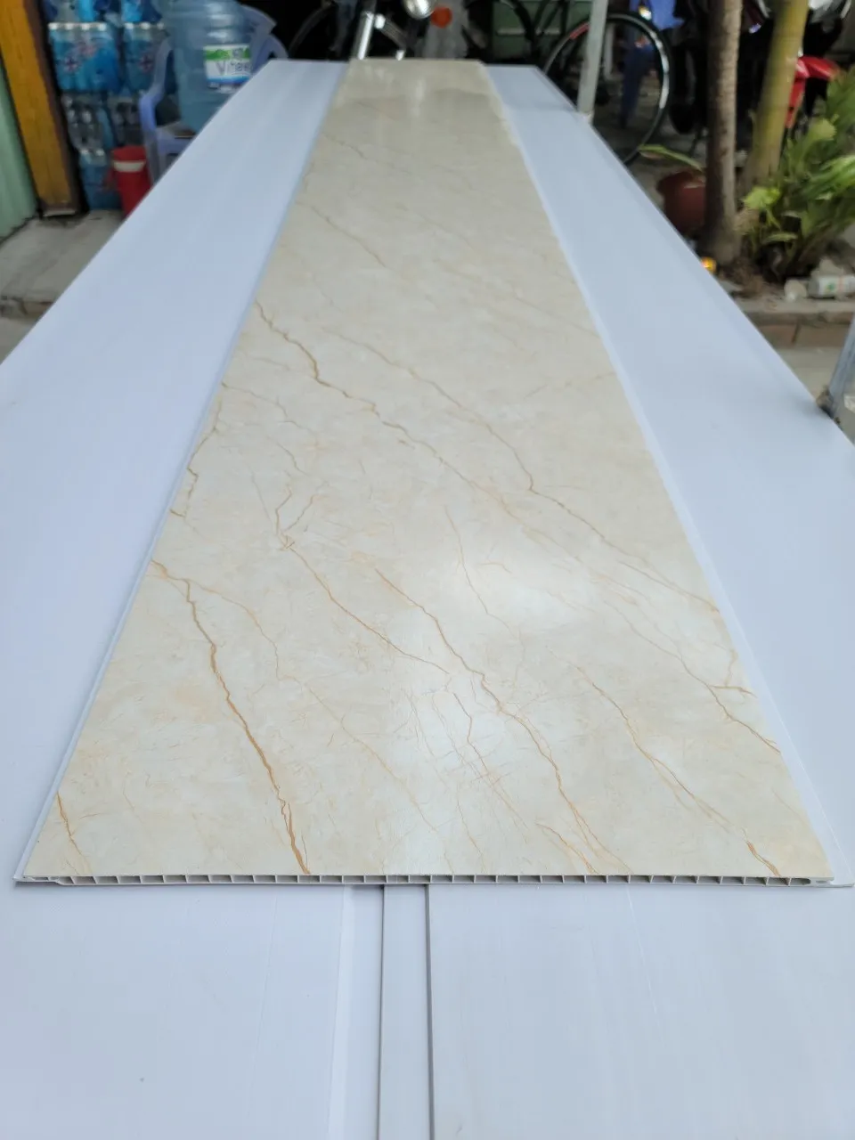 Trần nhựa PVC giả đá vân trắng tự nhiên, phù hợp với nội thất hiện đại