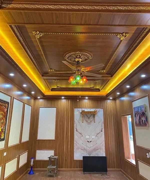 Trần phòng khách ốp nhựa kiểu tân cổ điển đầy nghệ thuật