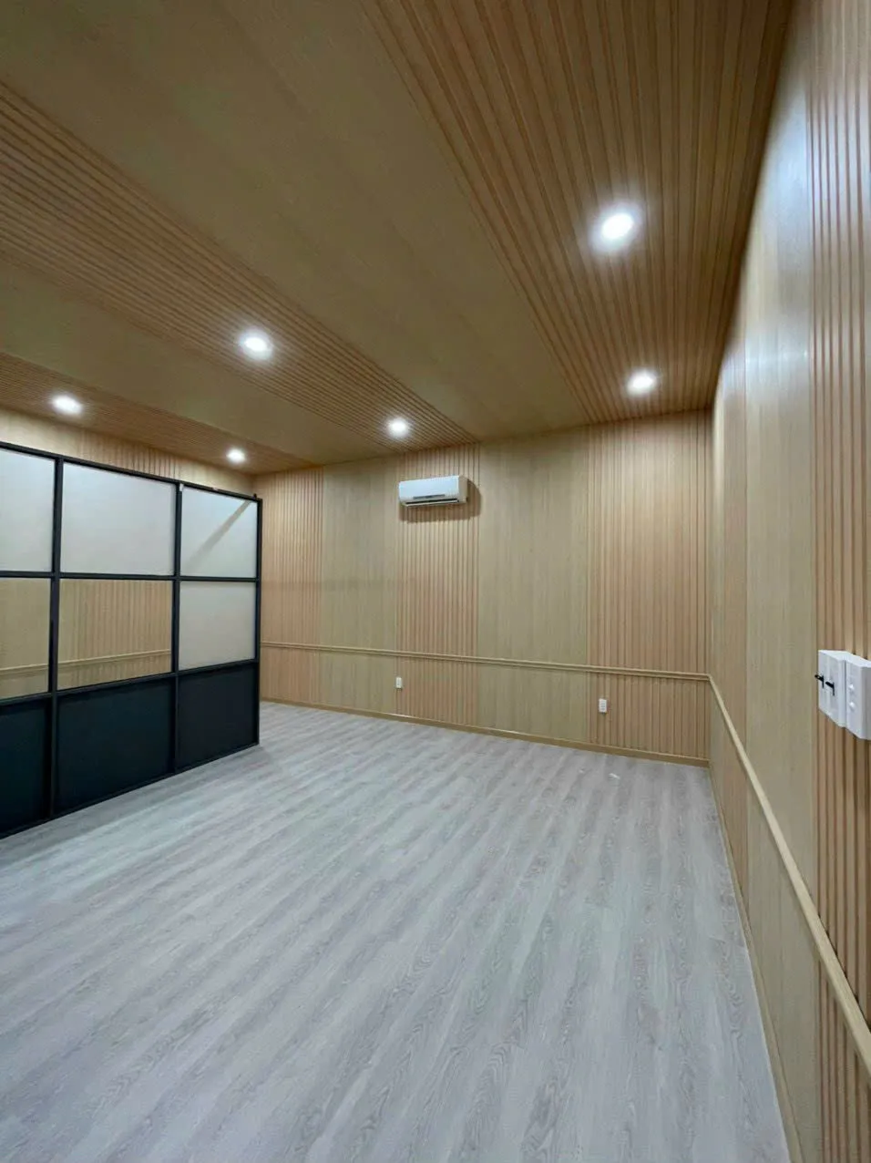 Trần và tường ốp bằng tấm nhựa PVC giả gỗ màu sồi kết hợp lam sóng