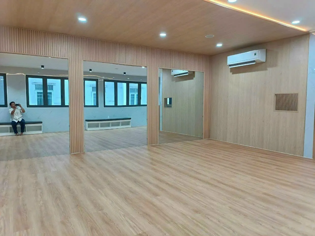 trần và tường ốp nhựa nano kêt hợp sàn hèm khóa tạo không gian hiện đại, sang trọng