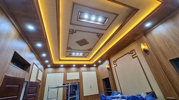 Trần và tường ốp tấm nhựa PVC sang trọng, tạo không gian đồng điệu