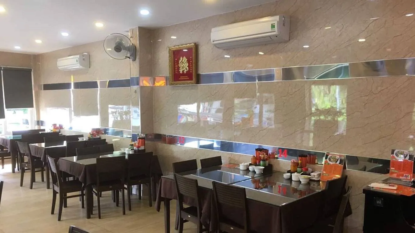 Trang trí tường quán ăn bằng tấm nhựa giả đá vân đen sang trọng