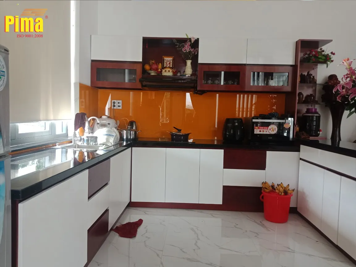 Tủ sách hoặc kệ trang trí làm từ ván pima, độ bền cao và dễ bảo trì