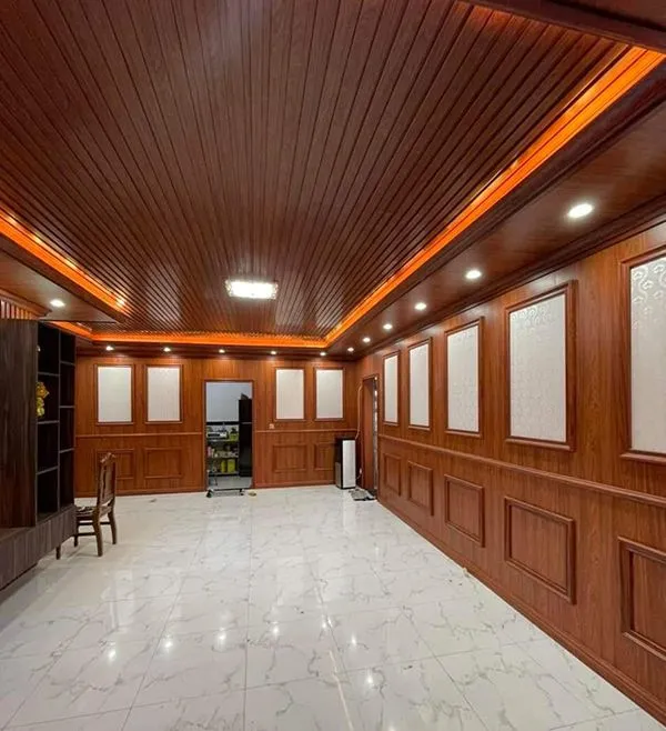 Tường ốp tấm PVC và trần ốp tấm lam sóng, kết hợp độc đáo