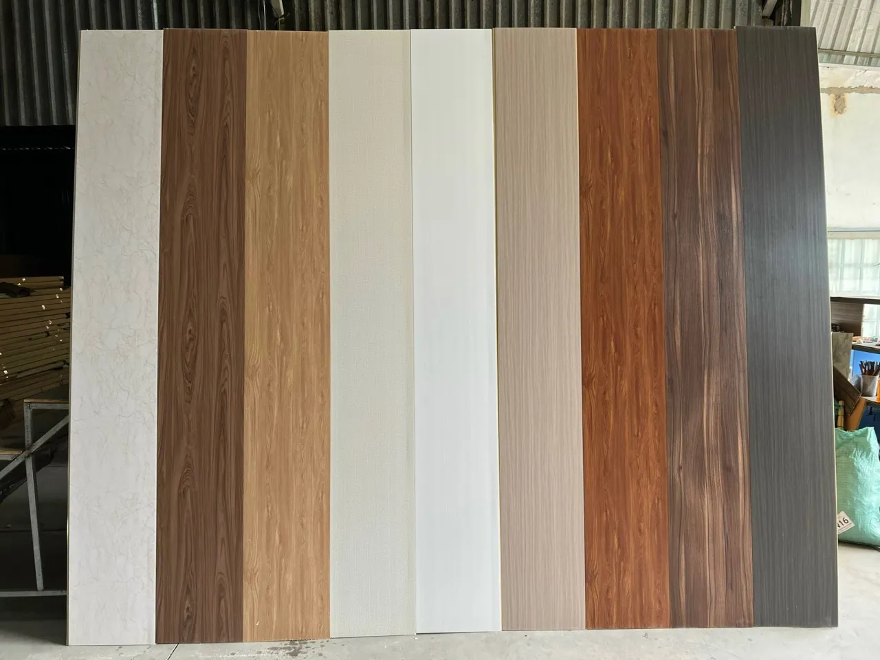 Tường phòng khách được trang trí bằng tấm ốp tường nhựa Nano Ecovina, tạo điểm nhấn ấn tượng.