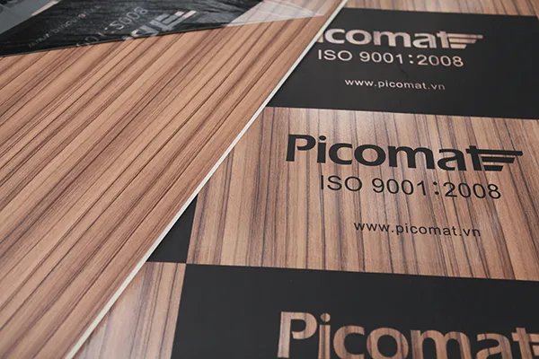 Tường phòng khách sang trọng với tấm ván nhựa Picomat ốp giả gỗ