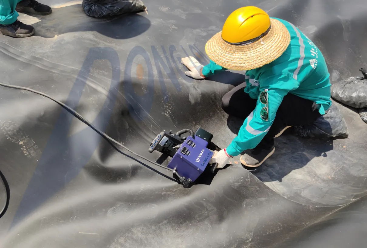 Ứng dụng đa dạng của máy hàn bạt nhựa cầm tay trong ngành môi trường