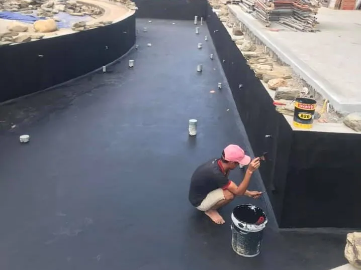 Ứng dụng keo chống thấm polymer để xử lý các vết nứt nhỏ và rò rỉ cục bộ trong quy trình chống thấm bể nước