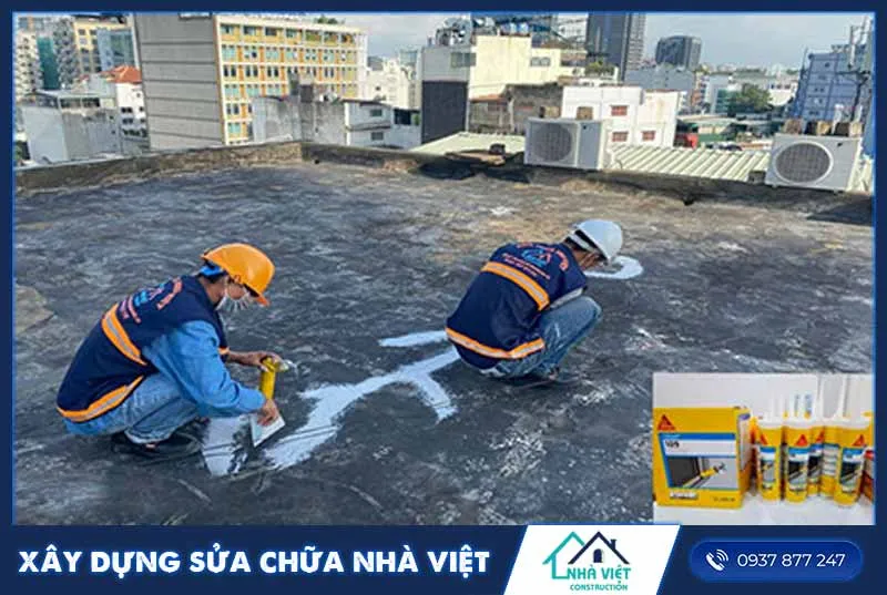 Ứng dụng keo chuyên dụng để trám các vết nứt trên bề mặt sàn bê tông cũ