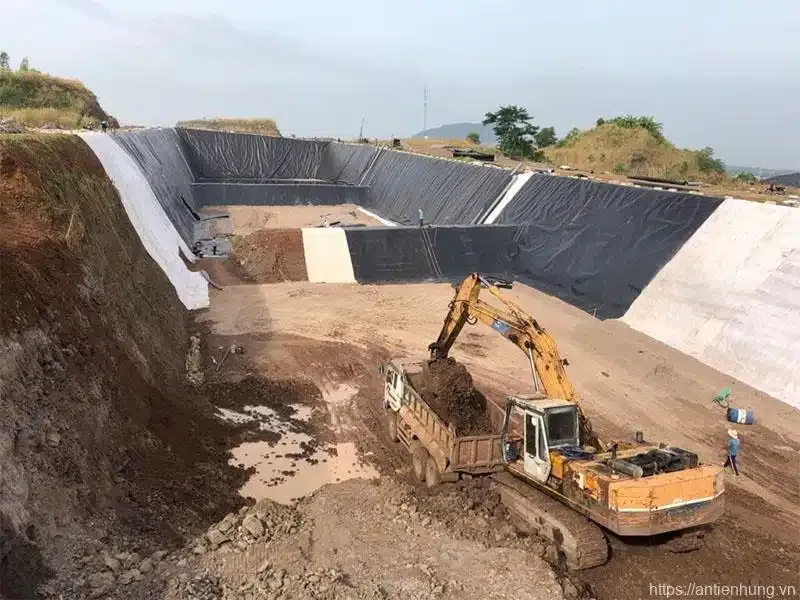 Ứng dụng màng HDPE Solmax trên bề mặt bãi rác để ngăn chặn mùi hôi và ô nhiễm môi trường, hỗ trợ quản lý chất thải.
