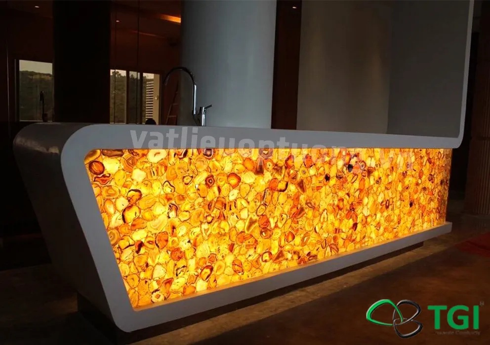 Ứng dụng nhựa giả đá xuyên sáng làm mặt bàn quầy bar với ánh sáng hắt từ bên dưới tạo vẻ đẹp sang trọng.