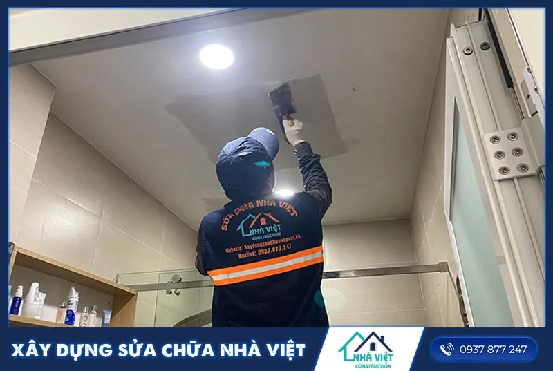 Ứng dụng sơn chống thấm chuyên biệt cho trần nhà bị nứt