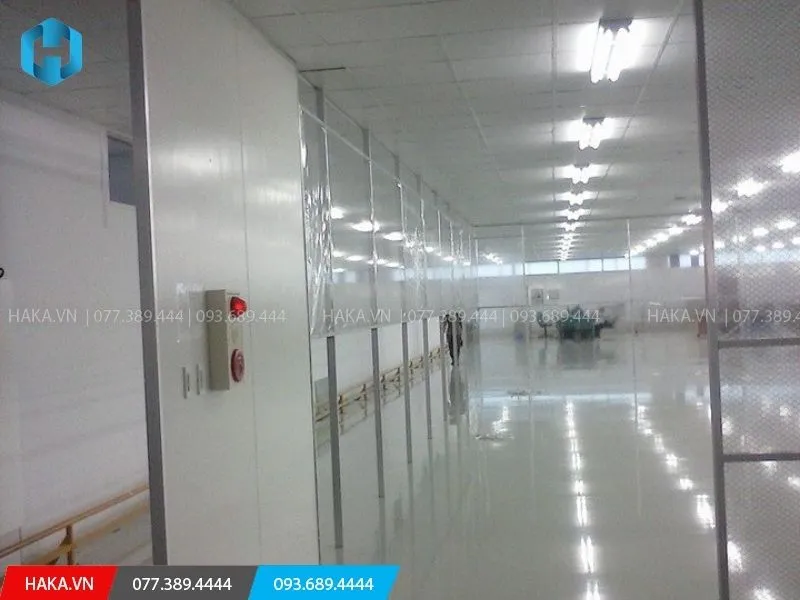 Ứng dụng tấm nhựa trong suốt ngăn cách không gian văn phòng