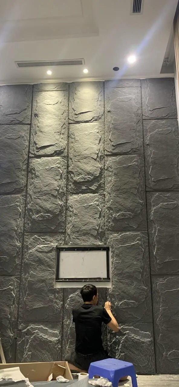Ứng dụng tấm ốp PU foam giả đá làm vách trang trí tivi phòng khách sang trọng