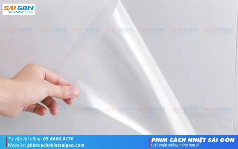 Ưu điểm của phim dán mặt bàn như chống trầy, chống tia UV và dễ vệ sinh