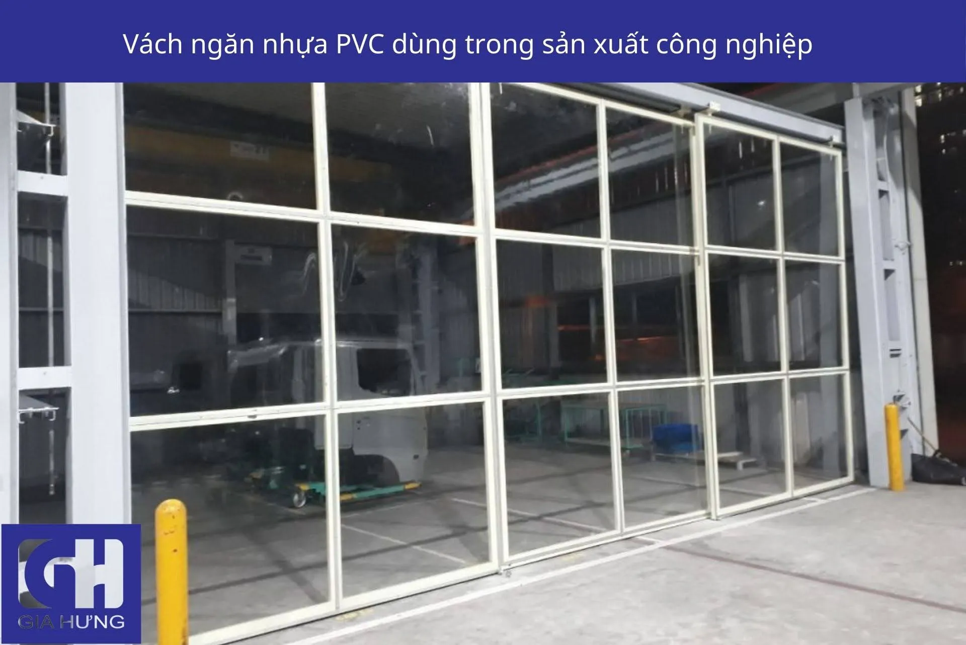 Vách ngăn bằng tấm nhựa PVC trong suốt ứng dụng trong môi trường công nghiệp, giúp ngăn bụi và kiểm soát nhiệt độ hiệu quả.