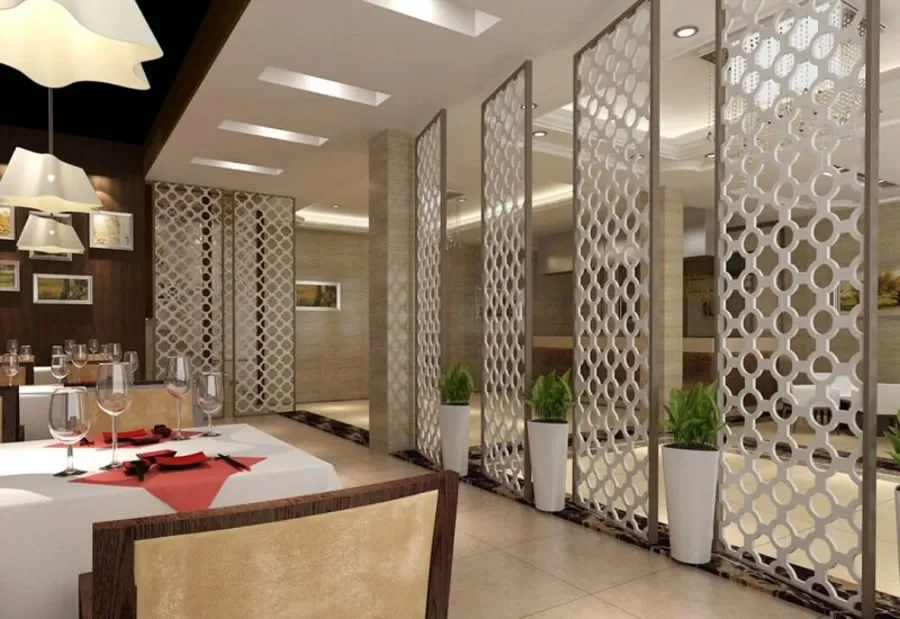 Vách ngăn nhựa CNC với họa tiết trang trí độc đáo trong văn phòng