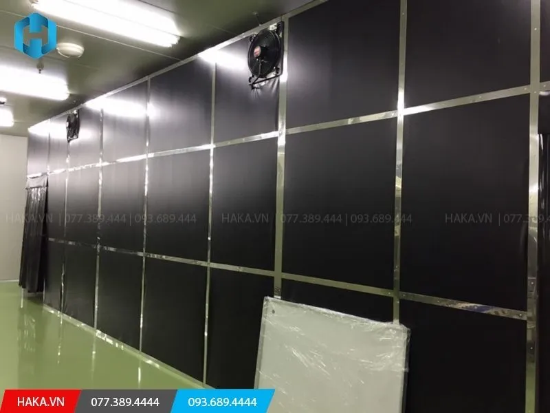 vách ngăn nhựa PVC màu đen có khung