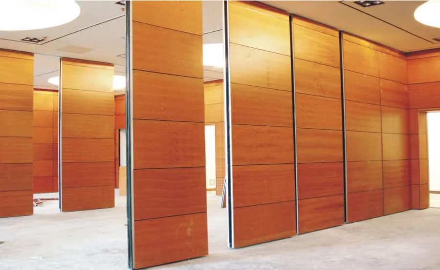 Vách ngăn nhựa PVC màu trắng trong không gian văn phòng hiện đại