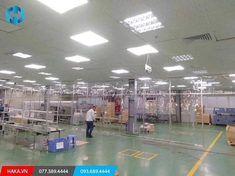 vách ngăn nhựa PVC phân chia khu vực sản xuất hàng hóa